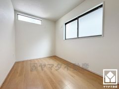 約5帖の2階洋室です。大きな窓からは明るい光が降り注ぎます。柔らかな光が差し込むお部屋で、快適で落ち着いた生活をお送りいただけます。