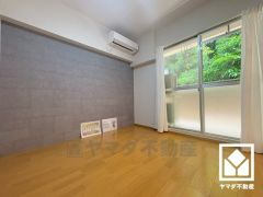 約6帖の南側洋室です。バルコニーにつながるお部屋で、通風・陽当たり良好。ダイキン製の新品エアコン付きです。