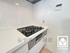 家族のごはん作りがはかどる。同時調理ができる3口コンロ付き。