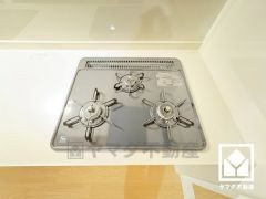 毎日の料理がもっとスムーズに。便利な3口コンロ付きキッチン。