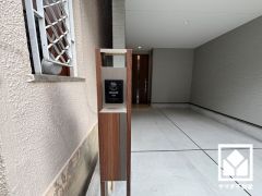 LEDサインライトとフットライト付きのポストです。インターホンの上部に取り付けられる表札が夜間も美しくライトアップされ、見やすくなります。お問合せお待ちしております。