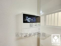 ボタン1つで自動でお湯張りができるオートバス機能付き。追い炊き機能もございますので、いつでも温かいお風呂に入ることができます。