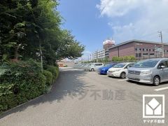 敷地内に駐車場を完備。重い荷物や雨の日の移動もスムーズで、快適なカーライフを実現。ご成約でヤマダポイントプレゼント中です。お問合せお待ちしております。