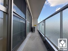 東側バルコニーのため、朝日が気持ちよく入り爽やかな一日を始められます。広々としているため、お洗濯物もたっぷりと干す事ができます。