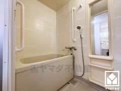 1日の疲れを癒す浴室でゆったりリフレッシュ。清潔感あふれる空間で、毎日のバスタイムをより快適に。手すりが設置されており、入浴の際の転倒防止にも繋がります。