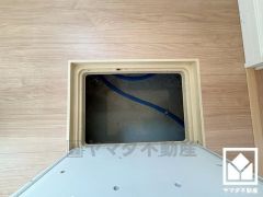 キッチンには床下収納がございます。災害時の非常食や食料品のストックなどを保存できます。