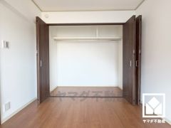 新たに家具を買わなくても良いので、ハンガーパイプ付きのクローゼットは嬉しいですね。