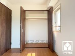 クローゼットは奥行きがあるので、収納力も申し分ありません。