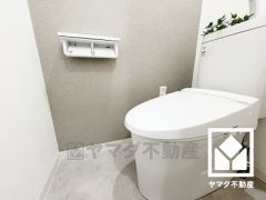 明るく清潔感溢れるトイレです。2連トイレットペーパーホルダーなのでお取替えの手間が軽減できます。