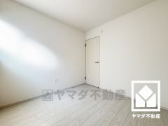 約4.5帖の南側洋室です。独立した居室なのでプライベートな時間をゆったり過ごせそうです。