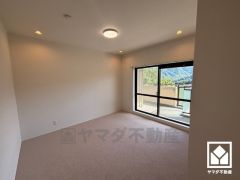 約7.3帖の洋室です。バルコニーにつながるお部屋で、通風・陽当たり良好。