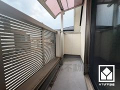 屋根付きバルコニーなので急な雨の日も安心ですね。