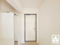 白を基調とした明るい玄関で、毎日を爽やかにスタート。清潔感あふれる空間が、訪れる人々を温かく迎えます。お出かけの前のチェックにも便利な鏡付きです。