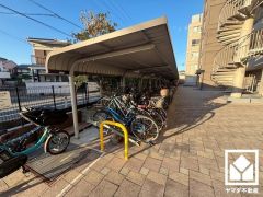 屋根付き駐輪場なので、雨や風、直射日光から自転車を守ることができます（年額1000円、子供用は500円）。バイク置き場もございます（月額2000円～3000円）。