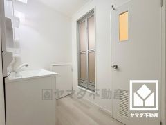 小さなお子様のお風呂上りもこのスペースがあればゆったりとして頂けます。