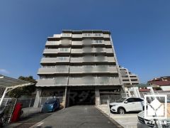 突然の来訪時でも安心なモニター付きインターホンを完備。お留守番中のお子様でも簡単に来訪者の確認ができます。