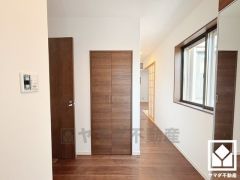 シンプルで洗練された玄関スペース。帰るたびにホッとできる、心地よい住まいの入り口。