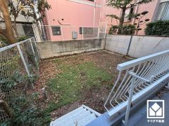 ガーデニングや家庭菜園などもお楽しみいただける広々とした専用庭付き。