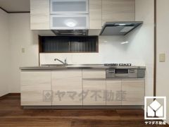 使いやすさとデザイン性を両立。落ち着いた木目調のデザインが魅力のシステムキッチンです。壁付けタイプで空間を有効活用。電動昇降式の水切り収納棚付きです。