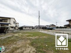 キッチンには床下収納もございます。災害時の非常食や食料品のストックなどを保存できます。