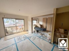 自然光を取り込む、開放感あふれる暮らし。心地よい空間が広がるリビングで、家族みんなが快適に過ごせる時間を提供。（2025年8月下旬リノベーション完了予定）