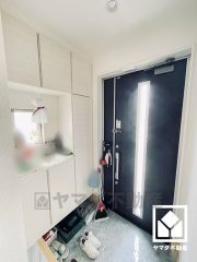 玄関にはたっぷりの収納スペースを完備。家族の靴もしっかり収納できるので、玄関がいつも片付き、気持ちよくお客様を迎えられます。