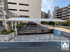 敷地内に駐車場を完備（月額15000円、保証金として契約時50000円必要）。重い荷物や雨の日の移動もスムーズで、快適なカーライフを実現。空き状況は弊社スタッフまでお気軽にお問い合わせください。