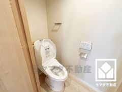 明るく清潔感溢れるトイレです。小物置きなどとしてお使いいただける棚がございます。