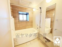 1日の疲れを癒す浴室でゆったりリフレッシュ。小窓が付いているので、こもりがちな湿気もすぐ取り除くことができます。