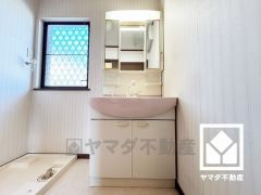 収納付きでスッキリお使い頂ける3面鏡の2階洗面台です。洗面ボウルが広めなので、忙しい朝でも身支度がしやすく時短になります。