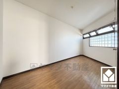 大きな窓からは明るい光が降り注ぎます。