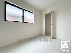 約4.3帖の北東側洋室です。全居室フローリングでお掃除ラクラクです。