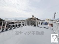 広々としたルーフバルコニーがあり、陽射しを感じながら贅沢な時間を過ごすことができます。