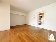 シンプルで美しいデザインのリビングが、毎日の生活に彩りを添える。リビングには家具などを設置していただけるユーティリティスペースがございます。