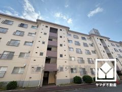 バルコニーの両端に収納スペースがあり、お掃除道具やガーデニング用品など汚れやすい荷物も収納できるので、衛生的にお使いいただけます。