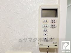 浴室暖房乾燥機付き。真冬の寒い浴室を暖かく、また雨の日の洗濯物の乾燥にと多用途に活躍する機能です。