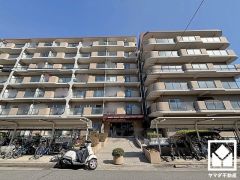 陽光に映える美しい外観。街並みに馴染みながらも、ひときわ目を引く存在感。