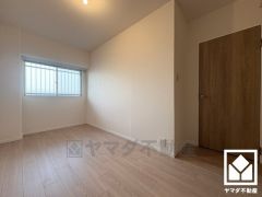 約5.3帖の洋室です。大きな窓からは明るい光が降り注ぎます。柔らかな光が差し込むお部屋で、快適で落ち着いた生活をお送りいただけます。