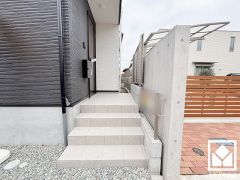 玄関が横向きのため道路から家の中が見えにくく、高いプライバシー性を確保できます。お子様の飛び出し防止にも効果的です。