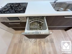 毎日の家事の負担を軽減でき、水道代の節約にもなる食器洗乾燥機付き。