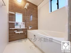 清潔感あふれる空間で、毎日のバスタイムをより快適に。真冬の寒い浴室を暖かく、また雨の日の洗濯物の乾燥にと多用途に活躍する浴室暖房乾燥機付きです。