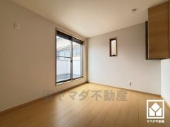 バルコニーにつながるお部屋で、通風・陽当たり良好。