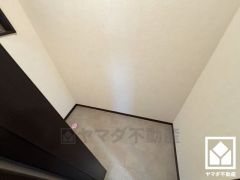 トイレ設置予定です。小窓が付いているので日中は明るく、居心地の良いプライベートスペースです。