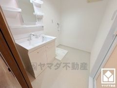 小さなお子様のお風呂上りもこのスペースがあればゆったりとして頂けます。室内洗濯機置場がございますので、天候に左右されず洗濯していただけます。