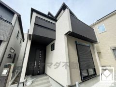 落ち着いた色合いと直線的な美しさが調和したモダンな外観。帰るたびに安心感を感じられる佇まい。