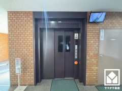 スムーズな移動を叶えるエレベーター。忙しい朝も快適に、ストレスフリーな暮らしをサポート。防犯カメラが設置されておりセキュリティにも配慮されています。
