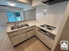 カウンターキッチンなので配膳や片付けがしやすく、お料理中でもお子様の様子が分かって安心です。L型なので作業動線が最短距離で効率良く動けます。