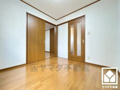 約4.5帖の2階洋室です。お子様のお部屋などにも丁度良い広さの洋室です。約6帖の洋室と続き間になっています。