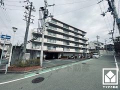 浴室には小窓が付いているので明るく、こもりがちな湿気もすぐ取り除くことができます。