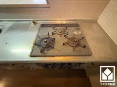 毎日の料理がもっとスムーズに。便利な3口コンロ付きキッチン。（リフォーム前の写真となります。2025年10月24日ガスキッチン入替済）